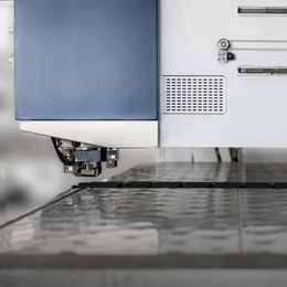 Blechbearbeitung durch präzises Stanzen